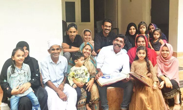 റോ​​ഡ​​രി​​കി​​ൽ ത​​ള​​ർ​​ന്നു​​റ​​ങ്ങി​​യ ജോർജ് വർഗീസിന്​ അ​​ബൂ​​ബ​​ക്ക​​ർ ​​ഉ​​പ്പ​​യും ഭാ​​ര്യ ഫാ​​ത്തി​​മ ഉ​​മ്മ​​യു​​മാ​​യ കഥ