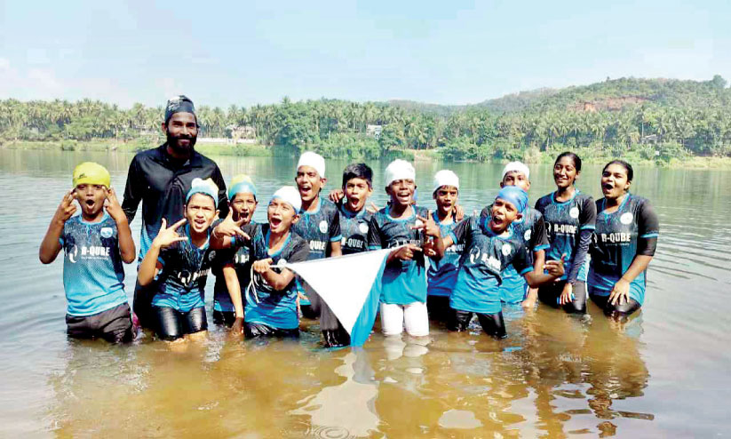 ആ​റ് മി​നിറ്റ് കൊ​ണ്ട് ചാ​ലി​യാ​ർ പു​ഴ നീ​ന്തി​ക്ക​ട​ന്ന് ചേ​ലേ​മ്പ്ര​യി​ലെ താ​ര​ങ്ങ​ൾ