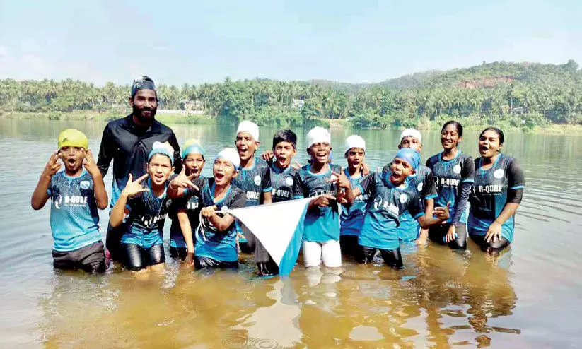 ആ​റ് മി​നിറ്റ് കൊ​ണ്ട് ചാ​ലി​യാ​ർ പു​ഴ നീ​ന്തി​ക്ക​ട​ന്ന് ചേ​ലേ​മ്പ്ര​യി​ലെ താ​ര​ങ്ങ​ൾ