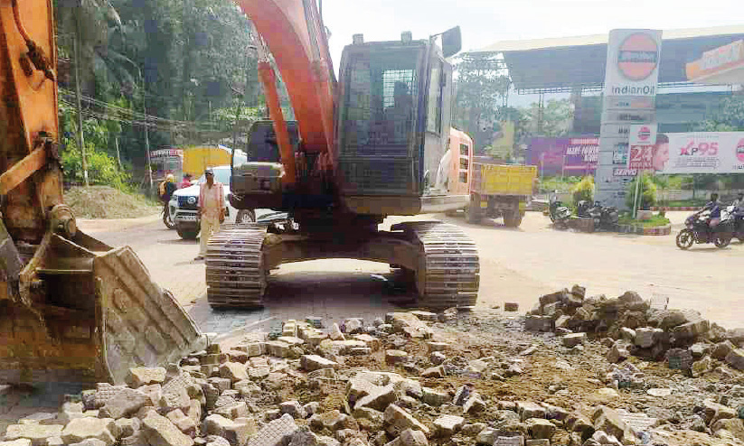 സംസ്ഥാനപാത നിർമാണം; ഒരുവര്‍ഷം മുമ്പ് പാകിയ   ഇന്‍റര്‍ലോക്ക് പൊളിച്ചുനീക്കുന്നു