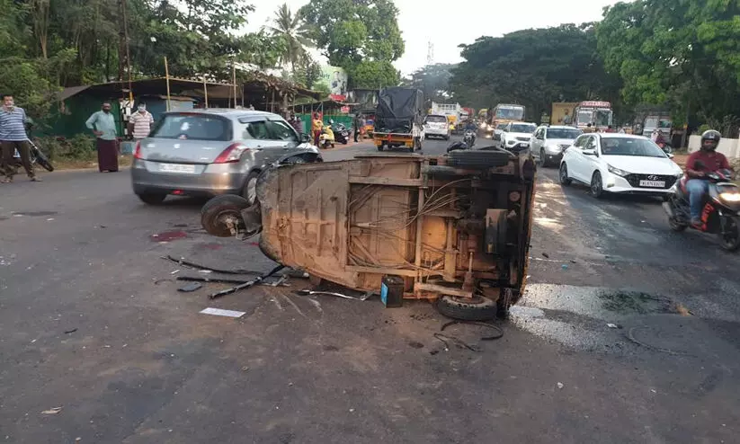ഓട്ടോയും ലോറിയും കൂട്ടിയിടിച്ച് രണ്ടുയുവാക്കൾ മരിച്ചു ഓട്ടോയും ലോറിയും കൂട്ടിയിടിച്ച് രണ്ടുയുവാക്കൾ മരിച്ചു