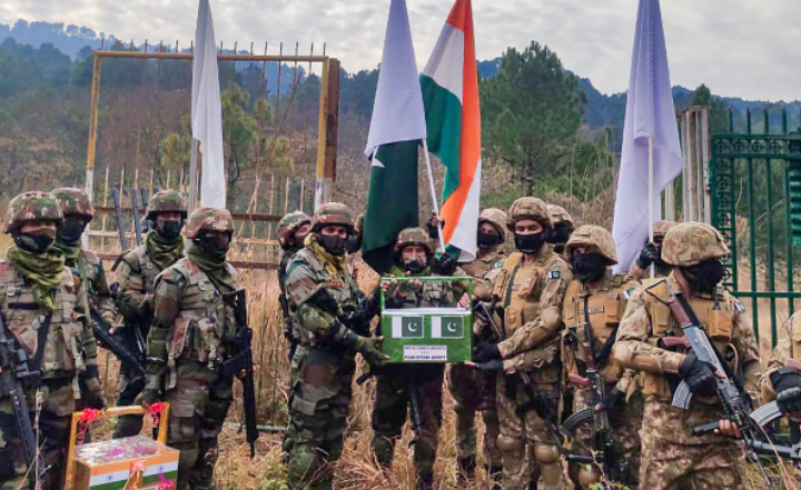 അതിർത്തിയിൽ മധുരവിതരണം