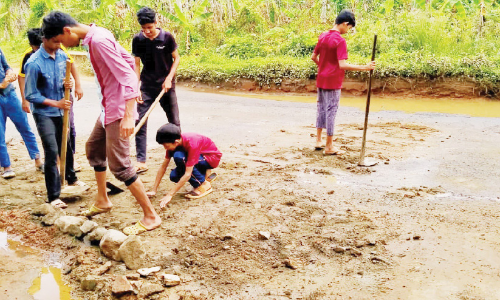 സാറന്മാർ കാണട്ടെ; റോഡിലെ കുഴികളടച്ച്​ വിദ്യാർഥികൾ