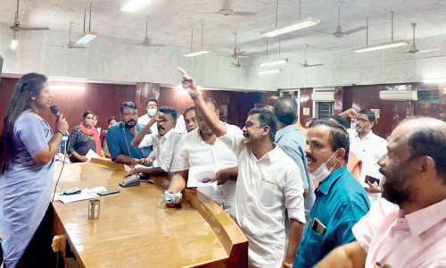 പാ​ല​ക്കാ​ട് ന​ഗ​ര​സ​ഭയിൽ ടെ​ലി​കോം ക​മ്പ​നി​ക്ക്​ കേ​ബി​ൾ വ​ലി​ക്കാ​ൻ അ​നു​മ​തി; പ്ര​തി​ഷേ​ധത്തിനൊടുവിൽ റ​ദ്ദാ​ക്കി