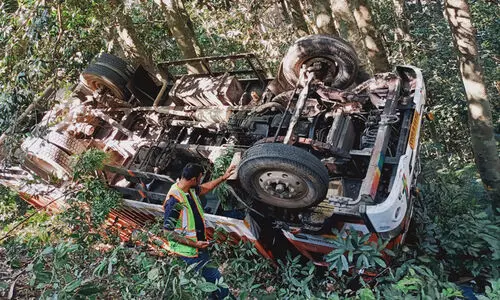 വയനാട് ചുരത്തിൽ ചോക്ലേറ്റ് ലോറി മറിഞ്ഞു