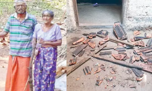 വീടിന്‍റെ മേൽക്കൂര തകർന്നു; വയോ ദമ്പതികൾ പരിക്കേൽക്കാതെ രക്ഷപ്പെട്ടു