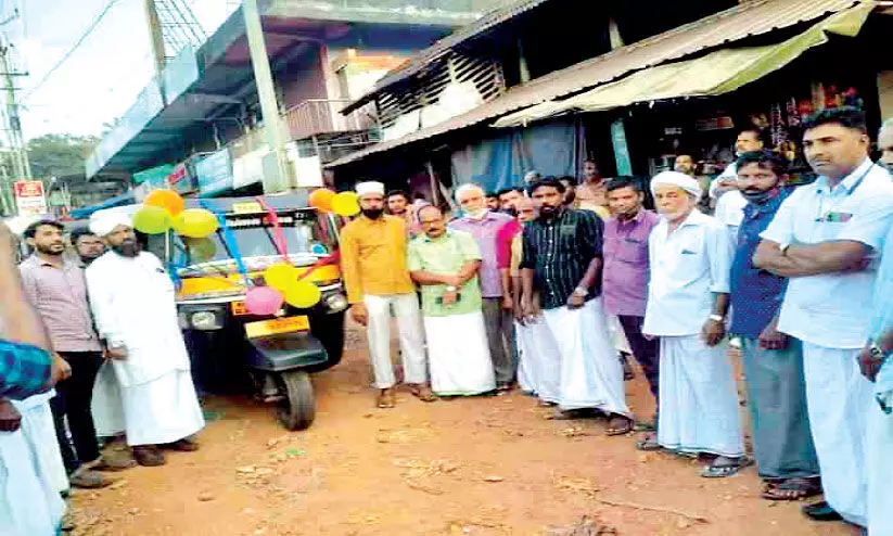 Colleagues and locals gave a new auto to a worker who lost his auto in an accident