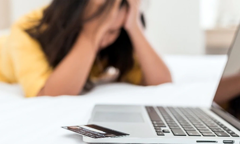 സമ്മാനങ്ങൾ വാഗ്ദാനം ചെയ്ത് ഓൺലൈൻ സുഹൃത്ത് ബാങ്ക് ജീവനക്കാരിയിൽ നിന്ന് തട്ടിയത് ലക്ഷങ്ങൾ സമ്മാനങ്ങൾ വാഗ്ദാനം ചെയ്ത് ഓൺലൈൻ സുഹൃത്ത് ബാങ്ക് ജീവനക്കാരിയിൽ നിന്ന് തട്ടിയത് ലക്ഷങ്ങൾ