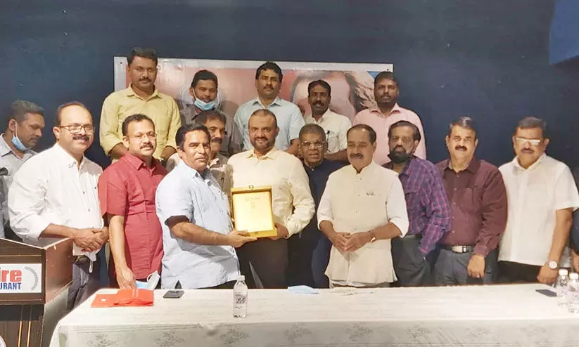 ജി​വ​കാ​രു​ണ്യ​പ്ര​വ​ർ​ത്ത​ക​ൻ ബാ​ബു ന​ഹ്ദി​യെ ഒ.​ഐ.​സി.​സി ആ​ദ​രി​ച്ചു