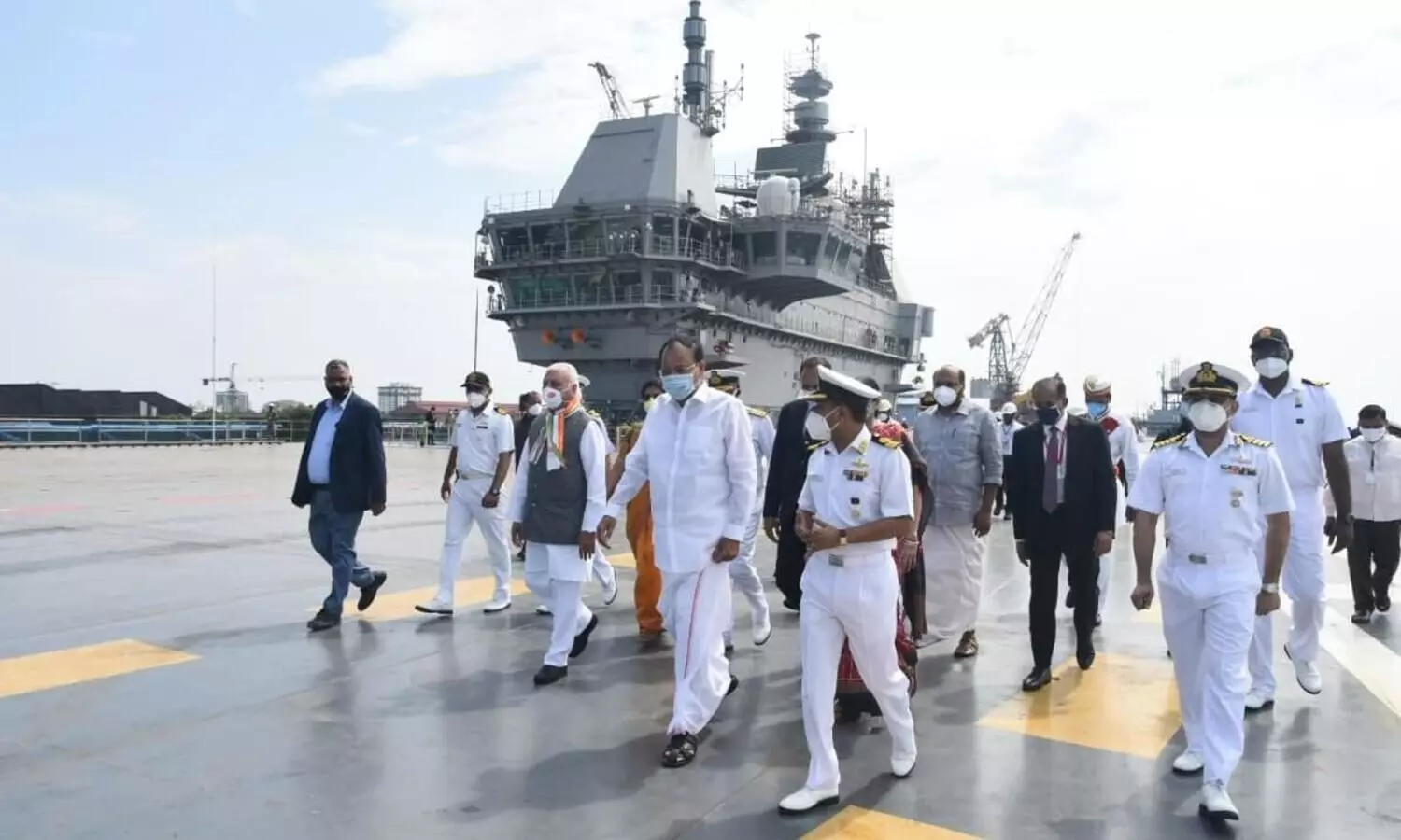 തദ്ദേശീയ വിമാനവാഹിനി വിക്രാന്ത് സന്ദർശിച്ച്​ ഉപരാഷ്ട്രപതി