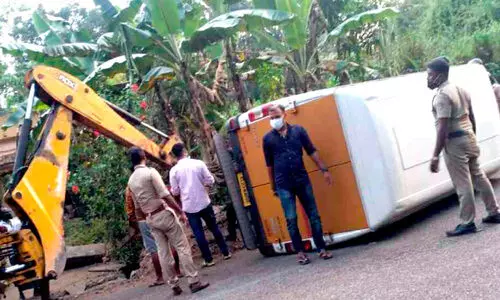 വാഹനം തലകീഴായി മറിഞ്ഞു; യാത്രികർ അദ്​ഭുതകരമായി രക്ഷപ്പെട്ടു