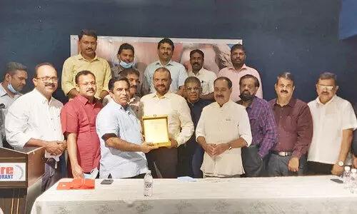 ജി​വ​കാ​രു​ണ്യ​പ്ര​വ​ർ​ത്ത​ക​ൻ ബാ​ബു ന​ഹ്ദി​യെ ഒ.​ഐ.​സി.​സി ആ​ദ​രി​ച്ചു