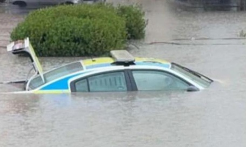 കു​വൈ​ത്തി​ൽ വെ​ള്ള​പ്പൊ​ക്കം: നി​ര​വ​ധി വാ​ഹ​ന​ങ്ങ​ൾ മു​ങ്ങി