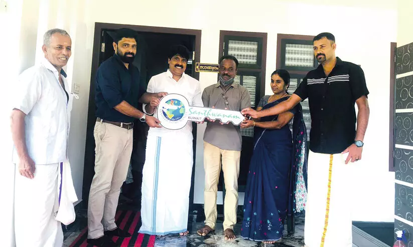 മോഹനനും കുടുംബത്തിനും ഇനി സാന്ത്വനത്തിൽ അന്തിയുറങ്ങാം മോഹനനും കുടുംബത്തിനും ഇനി സാന്ത്വനത്തിൽ അന്തിയുറങ്ങാം