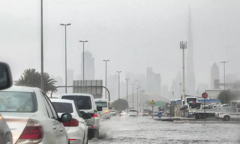 പെയ്തൊഴിയാതെ മഴ; തുടരുമെന്ന് അധികൃതർ പെയ്തൊഴിയാതെ മഴ; തുടരുമെന്ന് അധികൃതർ