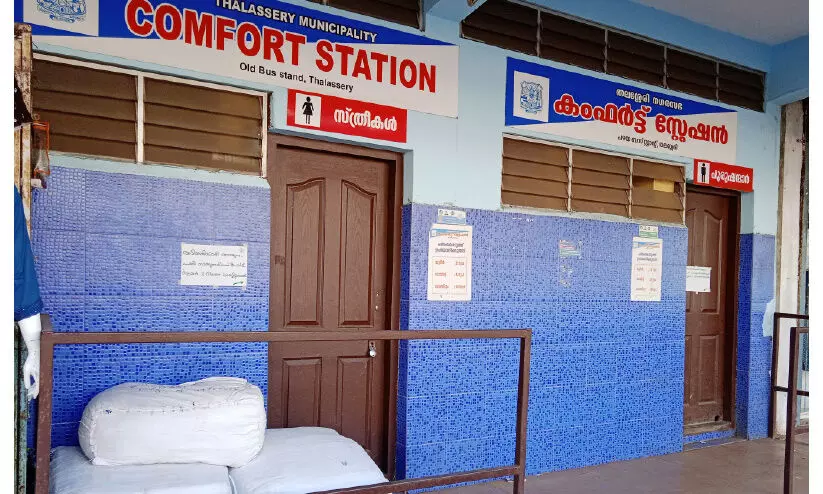 ശുചിമുറി ടാങ്ക് നിറഞ്ഞു; നഗരം നാറുന്നു