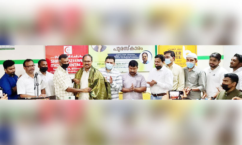 സേ​വ​ന ര​ത്ന പു​ര​സ്കാ​രം സ​മ്മാ​നി​ച്ചു