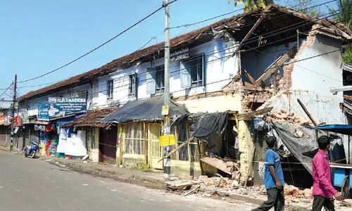 ആ കെട്ടിടവും തകർന്നുവീണു; അപകടാവസ്​ഥ തുടരുന്നു