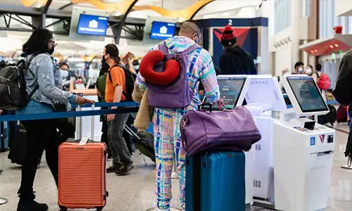 ഒമിക്രോണും കൊടുങ്കാറ്റും; യു.എസിൽ മുടങ്ങിയത് 6000 വിമാന സർവിസുകൾ ഒമിക്രോണും കൊടുങ്കാറ്റും; യു.എസിൽ മുടങ്ങിയത് 6000 വിമാന സർവിസുകൾ