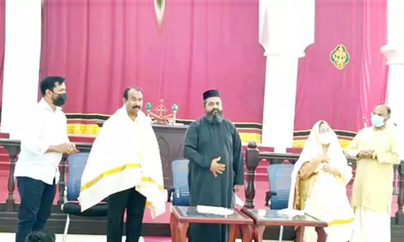 ഇടവക അംഗങ്ങളെ ആദരിച്ചു ഇടവക അംഗങ്ങളെ ആദരിച്ചു