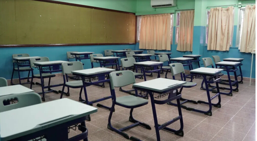 ക്ലാസ് മുറിയിൽ കുട്ടിയുടെ ശരീരത്തിലൂടെ പാമ്പ് ഇഴഞ്ഞു കയറി