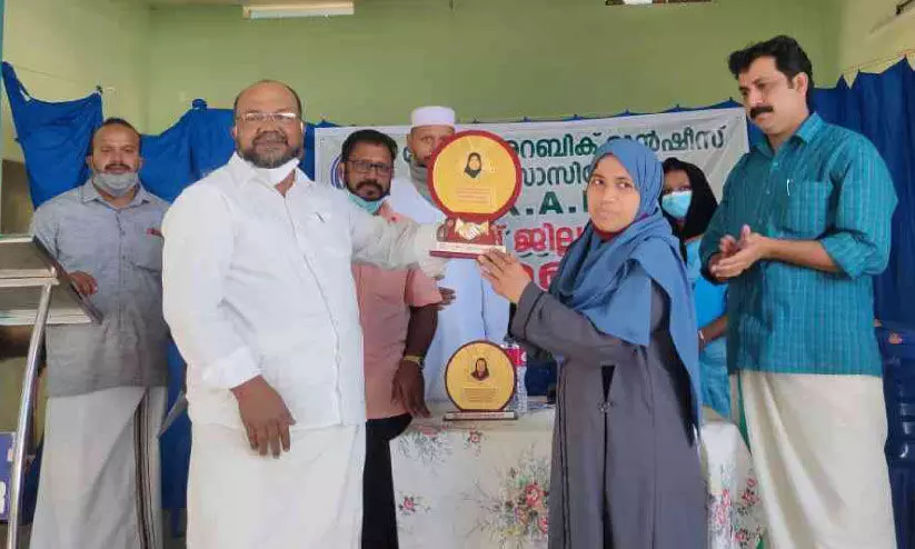 ശാരീരിക അവശതകളിൽ തളരാതെ ഡോക്ടറേറ്റ് നേടിയ സഫീന ടീച്ചറെ ആദരിച്ചു ശാരീരിക അവശതകളിൽ തളരാതെ ഡോക്ടറേറ്റ് നേടിയ സഫീന ടീച്ചറെ ആദരിച്ചു