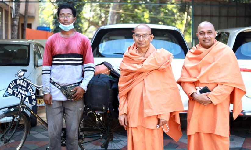 സൈക്കിളിൽ ഭാരത പര്യടനത്തിനിറങ്ങിയ ആദിരാജ് ബറുവ ശിവഗിരിയിൽ സൈക്കിളിൽ ഭാരത പര്യടനത്തിനിറങ്ങിയ ആദിരാജ് ബറുവ ശിവഗിരിയിൽ