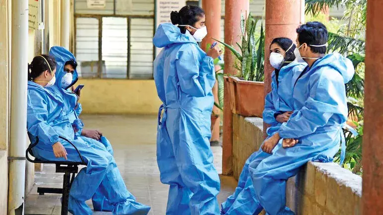 ആ​രോ​ഗ്യ​പ്ര​വ​ർ​ത്ത​ക​ർ​ക്ക്​​​ കോ​വി​ഡ്​; ഉ​ല​ഞ്ഞ്​ ആ​രോ​ഗ്യ​മേ​ഖ​ല