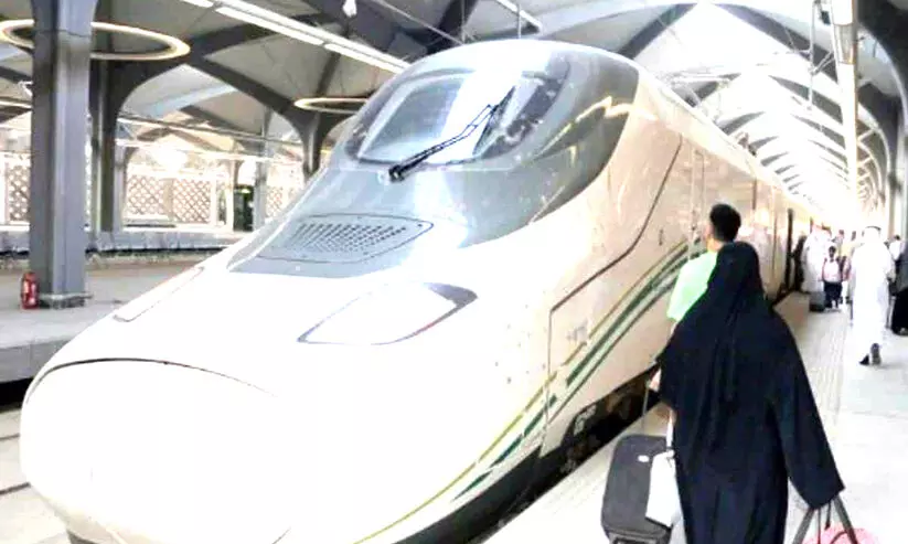 അ​ൽ​ഹ​റ​മൈ​ൻ ട്രെ​യി​നു​ക​ൾ ഓ​ടി​ക്കാ​ൻ ഇ​നി വ​നി​ത​ക​ളും