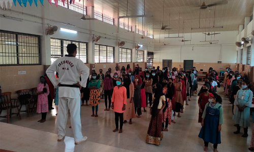 പെൺകുട്ടികൾക്ക് സ്വയംപ്രതിരോധ പരിശീലനം