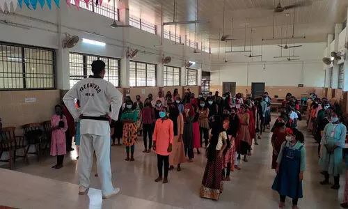 പെൺകുട്ടികൾക്ക് സ്വയംപ്രതിരോധ പരിശീലനം