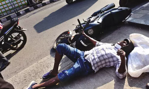 അമിതവേഗത ചോദ്യംചെയ്ത ബൈക്ക്​ യാത്രികനെ ബസിടിച്ച്​ ​തെറിപ്പിച്ചു