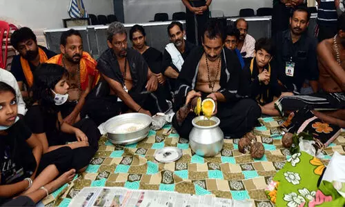 ഗുരുസ്വാമിയായി കെ.പി. മോഹനന്‍ എം.എല്‍.എ 52ാം തവണയും അയ്യപ്പ സന്നിധിയില്‍