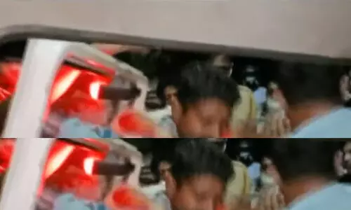 മദ്യപിച്ച എ.എസ്​.ഐ ഓടിച്ച ​കാർ ​ ബൈക്ക്​ യാത്രക്കാരനെ ഇടിച്ചുതെറിപ്പിച്ചു; നാട്ടുകാർ പിടികൂടി പൊലീസിൽ ഏൽപിച്ചു