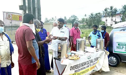ശ​ബ​രി​മ​ല തീ​ർ​ഥാ​ട​ക​ർ​ക്ക് ജി​ദ്ദ ഒ.​ഐ.​സി.​സി ന​ൽ​കു​ന്ന സ​ഹാ​യം മാ​തൃ​കാപ​രം