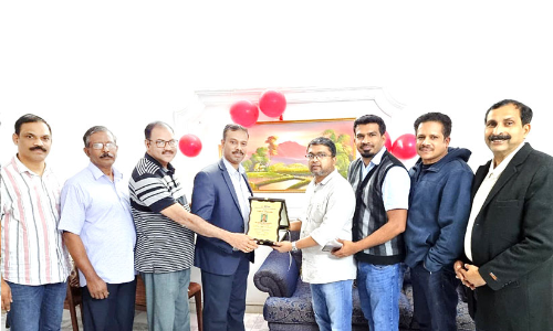 കി​യോ​സ്‌ ന​സീ​ർ മു​തു​കു​റ്റി​യെ ആ​ദ​രി​ച്ചു