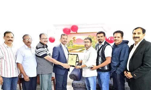 കി​യോ​സ്‌ ന​സീ​ർ മു​തു​കു​റ്റി​യെ ആ​ദ​രി​ച്ചു