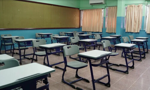 ക്ലാസ് മുറിയിൽ കുട്ടിയുടെ ശരീരത്തിലൂടെ പാമ്പ് ഇഴഞ്ഞു കയറി