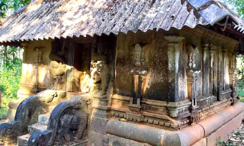 മുസ്​ലിം ലീഗ് പ്രവർത്തകർ ക്ഷേത്രത്തിലേക്ക് റോഡ് നിർമിച്ചു; സ്​നേഹത്തിന്‍റെ ദ്വീപിൽ മതമൈത്രിയുടെ പാത