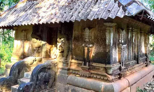 മുസ്​ലിം ലീഗ് പ്രവർത്തകർ ക്ഷേത്രത്തിലേക്ക് റോഡ് നിർമിച്ചു; സ്​നേഹത്തിന്‍റെ ദ്വീപിൽ മതമൈത്രിയുടെ പാത