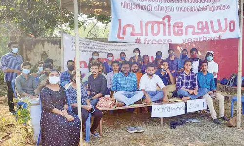 ആരോഗ്യ സർവകലാശാലക്ക്​ മുന്നിൽ ബി.ഫാം വിദ്യാർഥികളുടെ രാപ്പകൽ നിരാഹാര സമരം