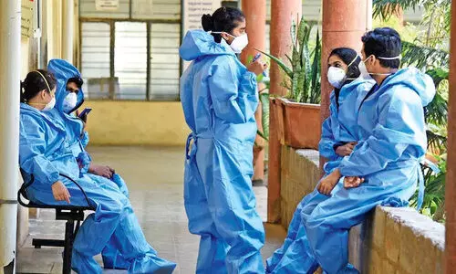 ആ​രോ​ഗ്യ​പ്ര​വ​ർ​ത്ത​ക​ർ​ക്ക്​​​ കോ​വി​ഡ്​; ഉ​ല​ഞ്ഞ്​ ആ​രോ​ഗ്യ​മേ​ഖ​ല