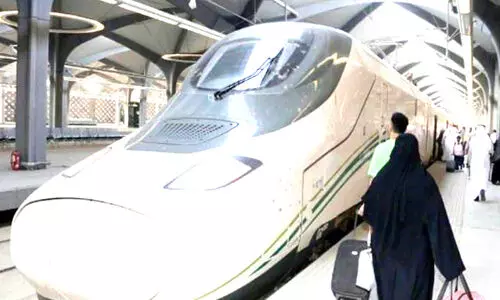 അ​ൽ​ഹ​റ​മൈ​ൻ ട്രെ​യി​നു​ക​ൾ ഓ​ടി​ക്കാ​ൻ ഇ​നി വ​നി​ത​ക​ളും