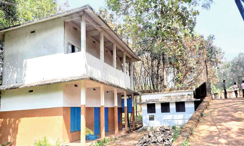 സ്കൂളിന് ഇരുനില കെട്ടിടമുണ്ട്: പക്ഷെ, കയറാൻ കോണിപ്പടിയില്ല സ്കൂളിന് ഇരുനില കെട്ടിടമുണ്ട്: പക്ഷെ, കയറാൻ കോണിപ്പടിയില്ല