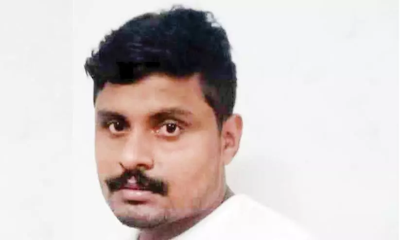 റോഡരികിൽ സൂക്ഷിച്ച 41 ബാരൽ ടാർ മോഷ്ടിച്ച കേസിൽ യുവാവ് അറസ്റ്റിൽ റോഡരികിൽ സൂക്ഷിച്ച 41 ബാരൽ ടാർ മോഷ്ടിച്ച കേസിൽ യുവാവ് അറസ്റ്റിൽ