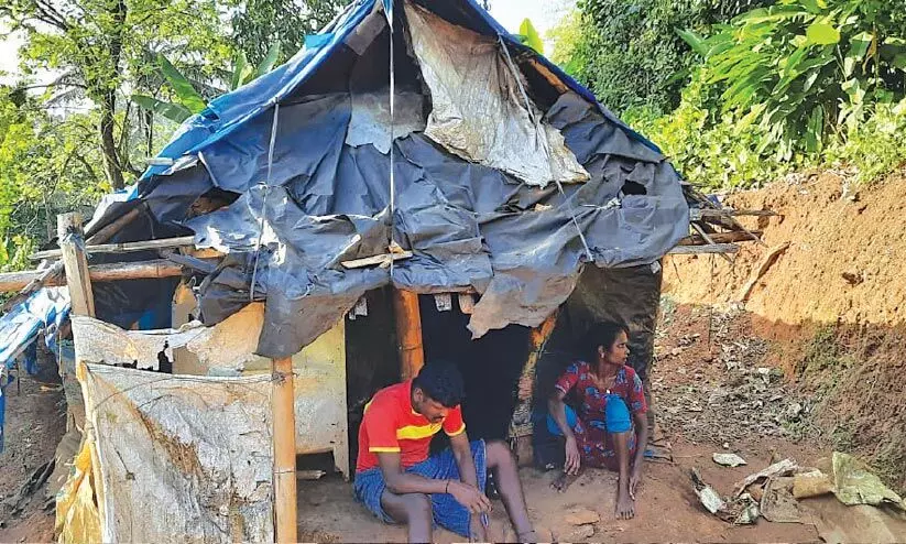 പാതി തകർന്ന കൂരയിൽ ദുരിതംപേറി മിനിയും കുടുംബവും