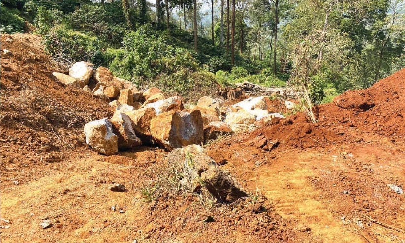 നാടുകാണിക്കുന്നിൽ അനധികൃത നിർമാണം; അമ്പതോളം കുടുംബങ്ങൾ ഭീതിയിൽ നാടുകാണിക്കുന്നിൽ അനധികൃത നിർമാണം; അമ്പതോളം കുടുംബങ്ങൾ ഭീതിയിൽ