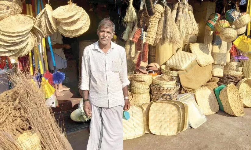 ചൂതുമാച്ചി മുതൽ അടച്ചൂറ്റി വരെ... അംബുജാക്ഷന്റെ കട പൈതൃക വസ്തുക്കളാൽ സമ്പന്നം ചൂതുമാച്ചി മുതൽ അടച്ചൂറ്റി വരെ... അംബുജാക്ഷന്റെ കട പൈതൃക വസ്തുക്കളാൽ സമ്പന്നം