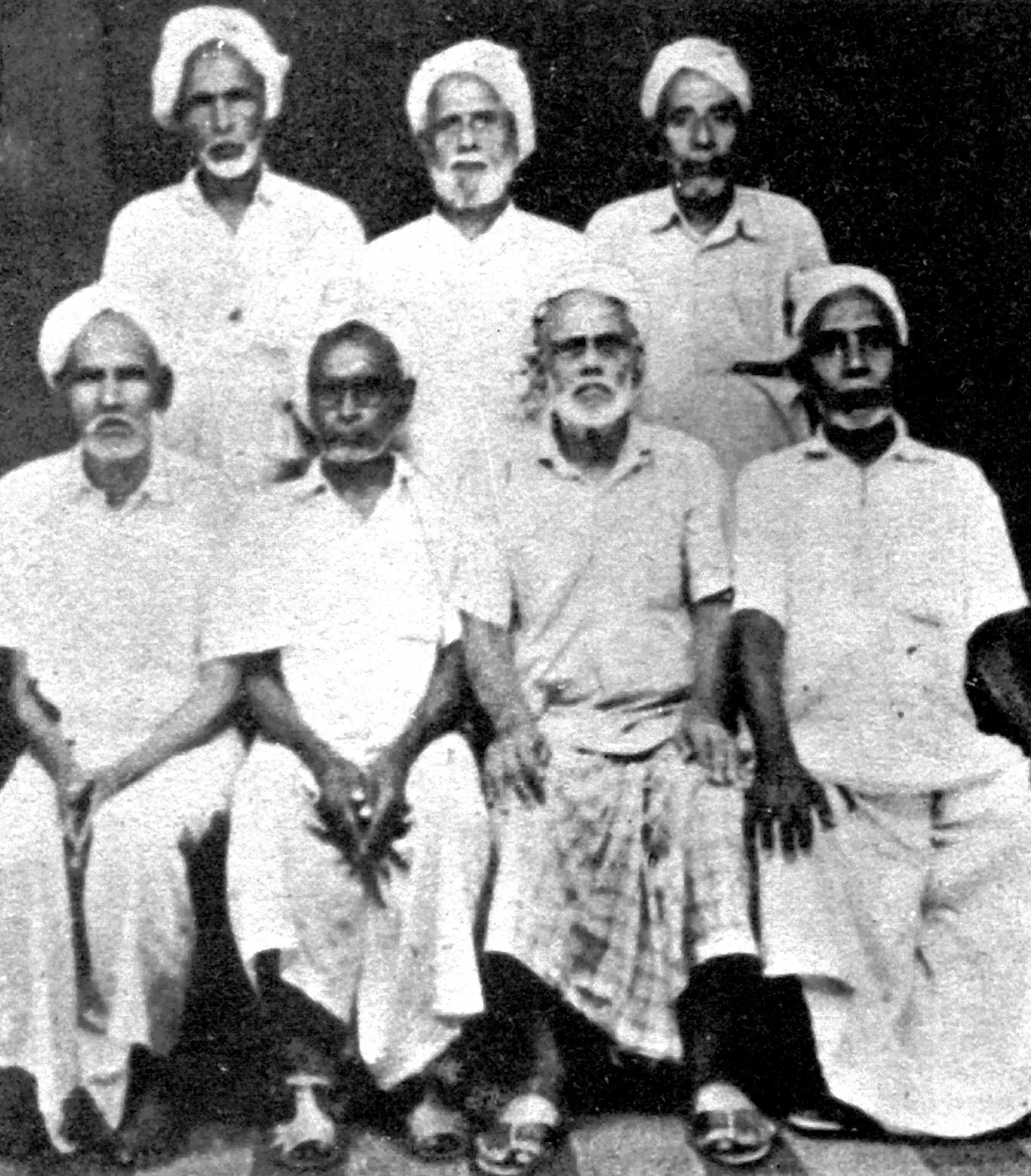 അന്തമാനിൽ താമസമാക്കിയ മലബാർ മാപ്പിളമാർ. ഇരിക്കുന്നവരിൽ വലതുനിന്ന്​ മൂന്നാമത്തേതാണ്​ പി.കെ. അലവി