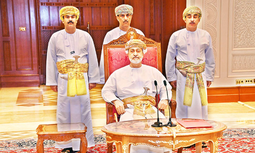 സു​ൽ​ത്താ​ൻ ശൈ​ഖു​മാ​രു​മാ​യി കൂ​ടി​ക്കാ​ഴ്ച ന​ട​ത്തി